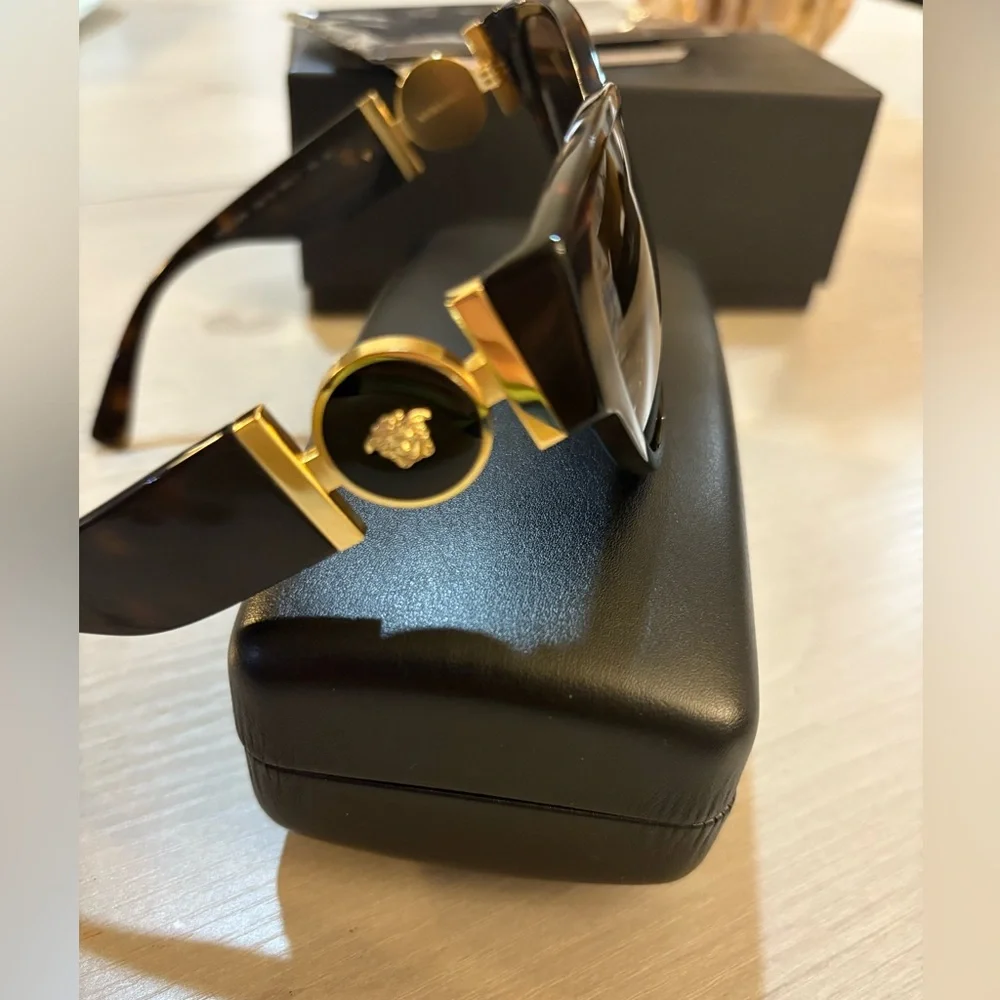 NWT Versace‎ Black and Gold Sunglasses (papers,box ,dust bag)